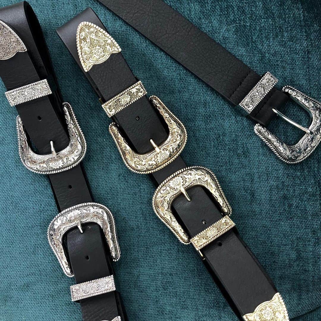 ビーローザベルトさんのインスタグラム写真 - (ビーローザベルトInstagram)「The classic Cowboy collection ⚡️ Double Buckle #BRIBRI belt and single buckle #FRANK belt 🖤」6月25日 1時51分 - blowthebelt