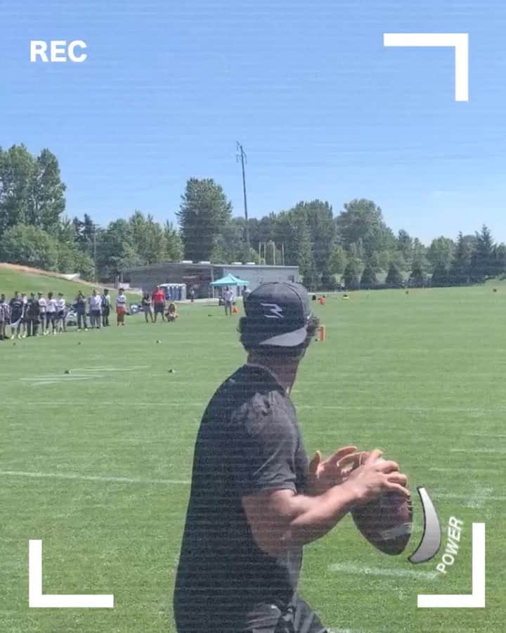 ラッセル・ウィルソンのインスタグラム：「Long ball... @PatrickMahomes what’s up!!? 😂🤣😂 #WaitingForTheSeason 📹: @west2eastempire」