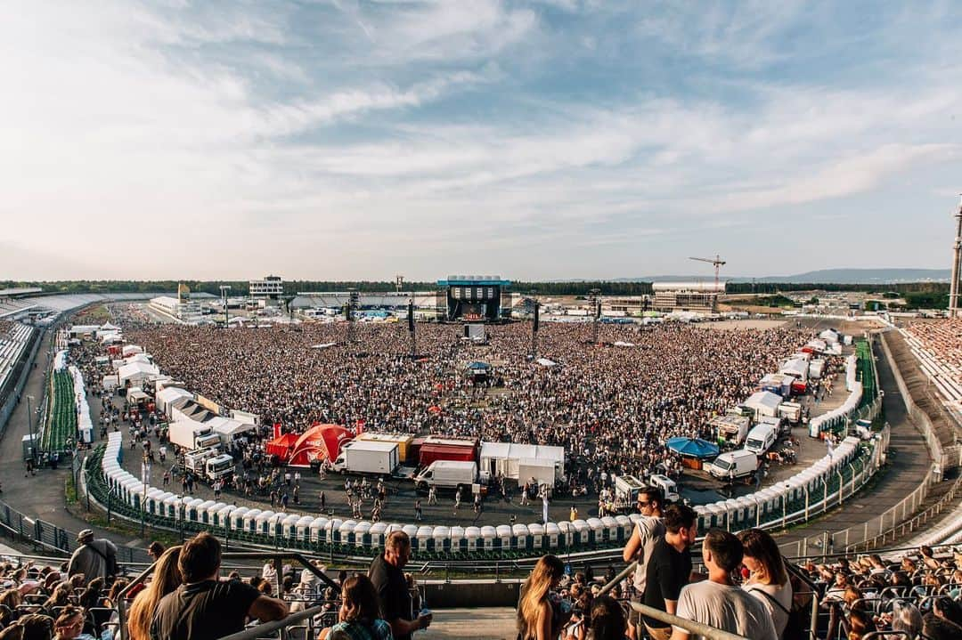 ジェームズ・ベイさんのインスタグラム写真 - (ジェームズ・ベイInstagram)「Danke schön! 🇩🇪 Day 2 at Hockenheim #dividetour 📷 @jonstonevideo」6月25日 1時53分 - jamesbaymusic