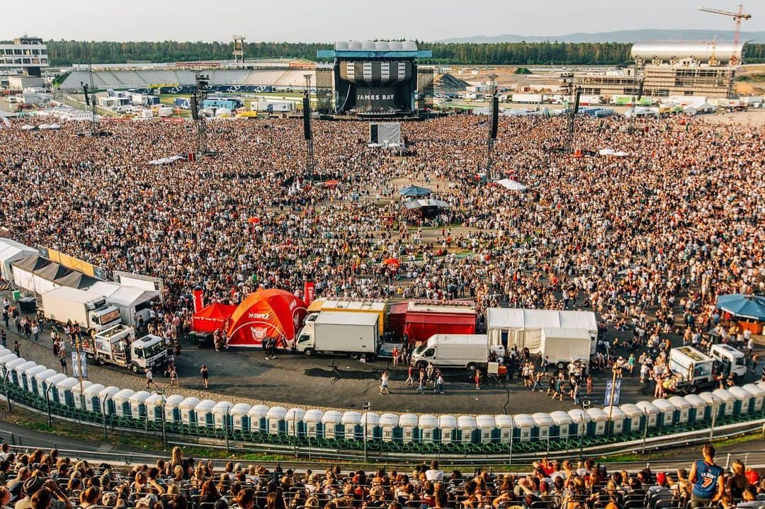 ジェームズ・ベイさんのインスタグラム写真 - (ジェームズ・ベイInstagram)「Danke schön! 🇩🇪 Day 2 at Hockenheim #dividetour 📷 @jonstonevideo」6月25日 1時53分 - jamesbaymusic