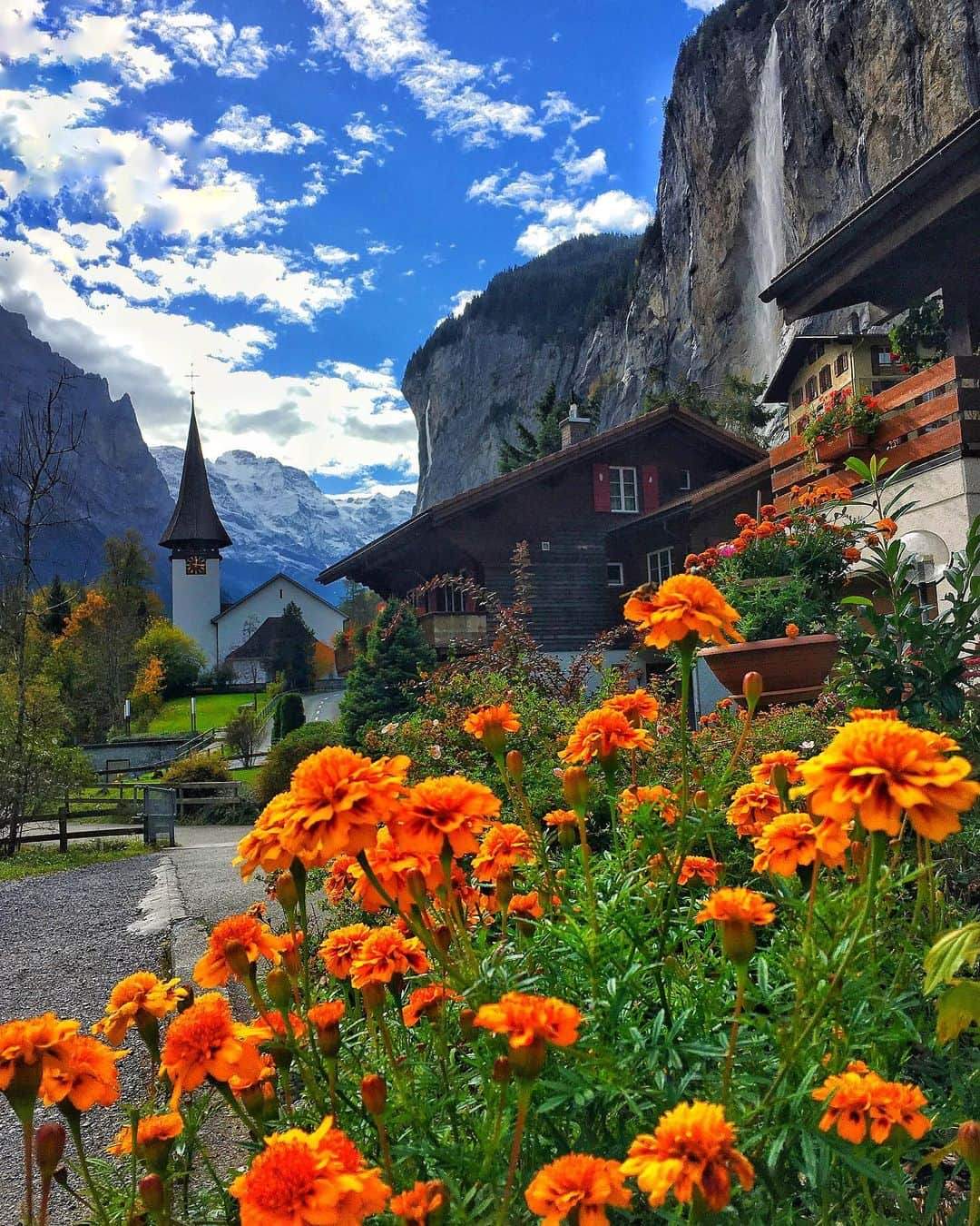 Hatice Korkmaz The Color Queenさんのインスタグラム写真 - (Hatice Korkmaz The Color QueenInstagram)「Lauterbrunnen 🌼🌺🍀 #nature #love #colors #lauterbrunnen #switzerland」6月25日 1時54分 - kardinalmelon