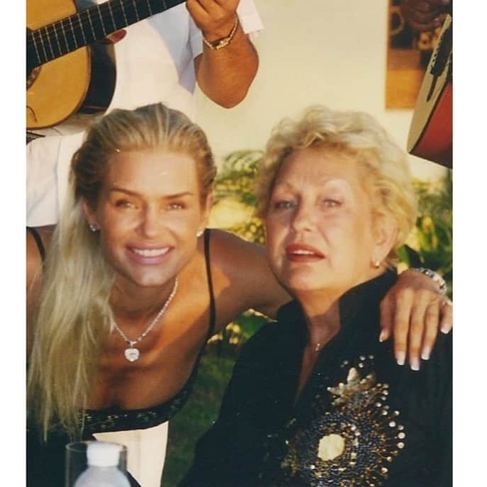 ヨランダ・ハディッドさんのインスタグラム写真 - (ヨランダ・ハディッドInstagram)「❤️Happy 78th birthday to my beautiful mamma.... Nothing makes me happier then having you with us today, surrounded by those who love you more then anything in life.  You are and will always be our queen... Thank you for all the years of unconditional love, support and guidance in my life.  You have given me the solid foundation to succeed in life, you demonstrated resilience in times of crises which taught me to always use adversity to create strength and succeed from within... Thank you for my extraordinary brother, my best friend and confidant in life.  I am who I am because of you, I love you mamma and will celebrate you today and always... #HappyBirthday #Mamma #Oma」6月25日 1時55分 - yolanda.hadid