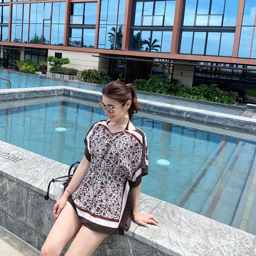 吉田美紀さんのインスタグラム写真 - (吉田美紀Instagram)「・ ・ 水着の上に着よう！と 撮影しながら思っていたLiala×PGのこちらのトップス！ ・ デニムとさらっとあわせても こんな風にリゾートスタイルにも使えます🌴 ・ #lialapg #hawaii #pool #ハワイ #プール #リゾートコーデ」6月25日 7時28分 - miki__yoshida
