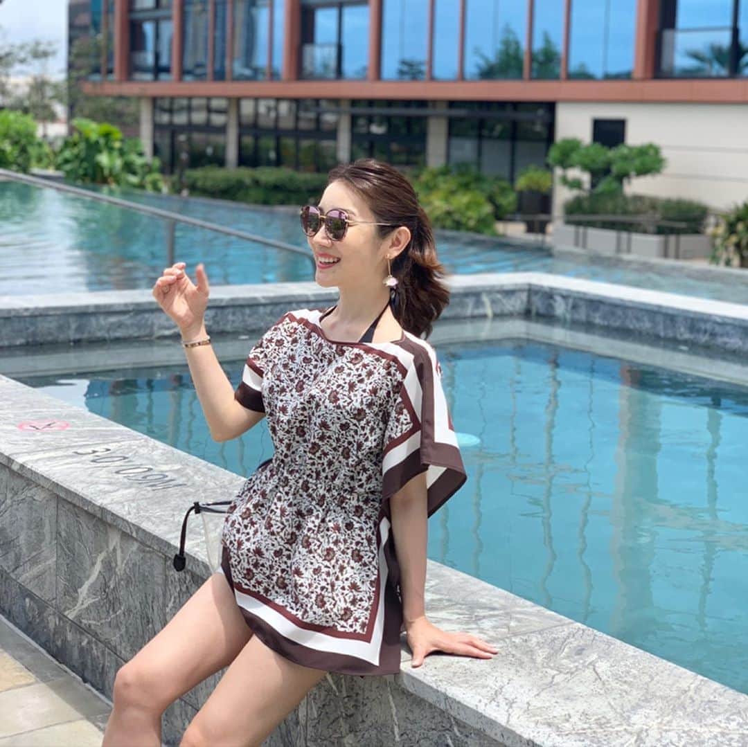 吉田美紀さんのインスタグラム写真 - (吉田美紀Instagram)「・ ・ 水着の上に着よう！と 撮影しながら思っていたLiala×PGのこちらのトップス！ ・ デニムとさらっとあわせても こんな風にリゾートスタイルにも使えます🌴 ・ #lialapg #hawaii #pool #ハワイ #プール #リゾートコーデ」6月25日 7時28分 - miki__yoshida