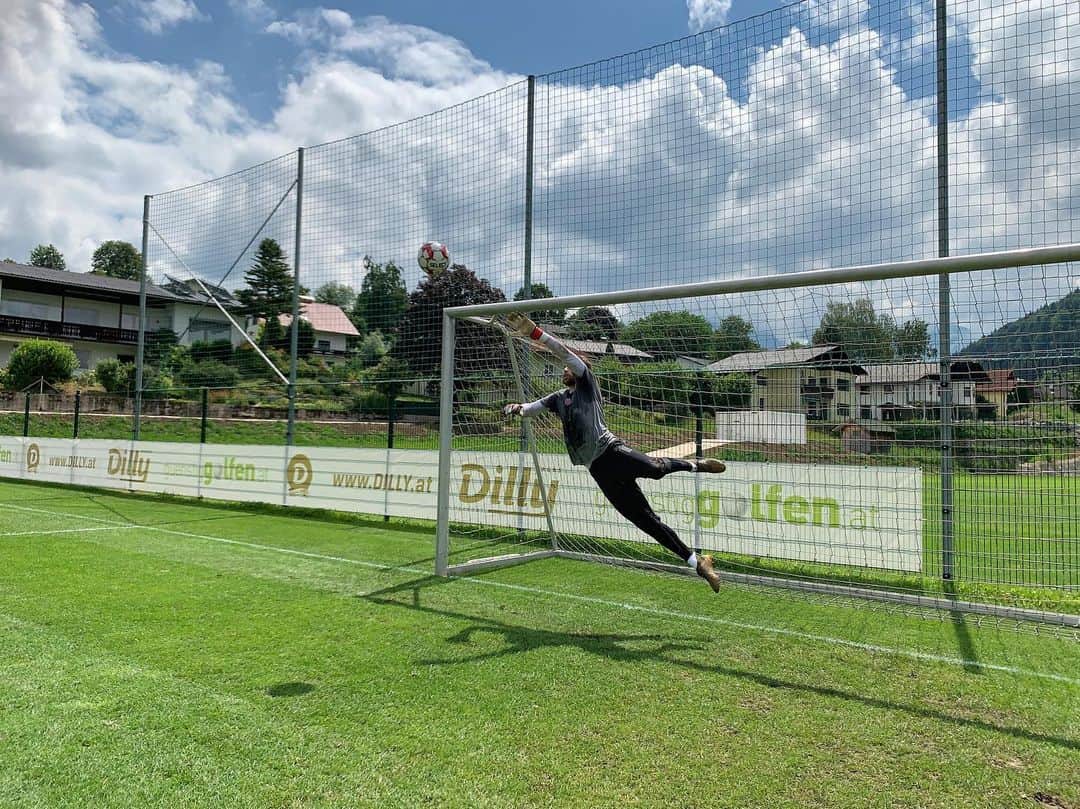 ヘスス・フェルナンデス・コラードのインスタグラム：「Amercian Airlines !!😝🛫 ✈️🛩💪🏼⚽️🧤#training#football#goalkeeper #footballcamp#work#cfrcluj#preseason#austria#haicfr#lifestyle#instamood#picoftheday」