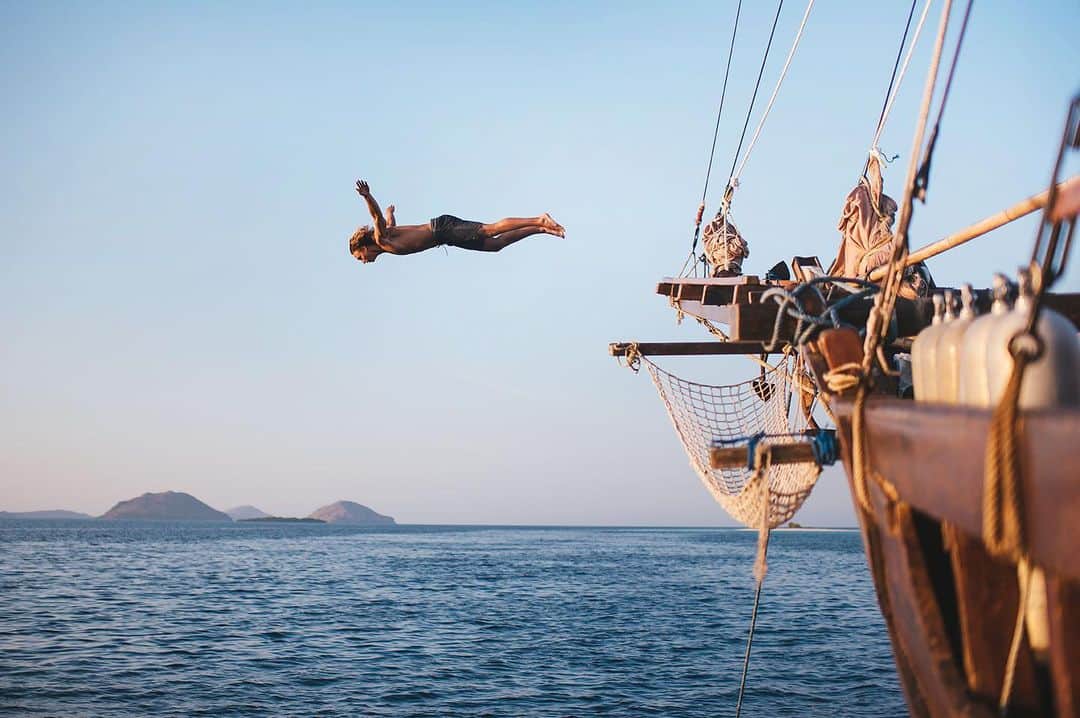 のインスタグラム：「Photo by @max.lowe | A man dives off the bow of ship sailing the waters of Indonesia. #Adventure #Indonesia #Diving」