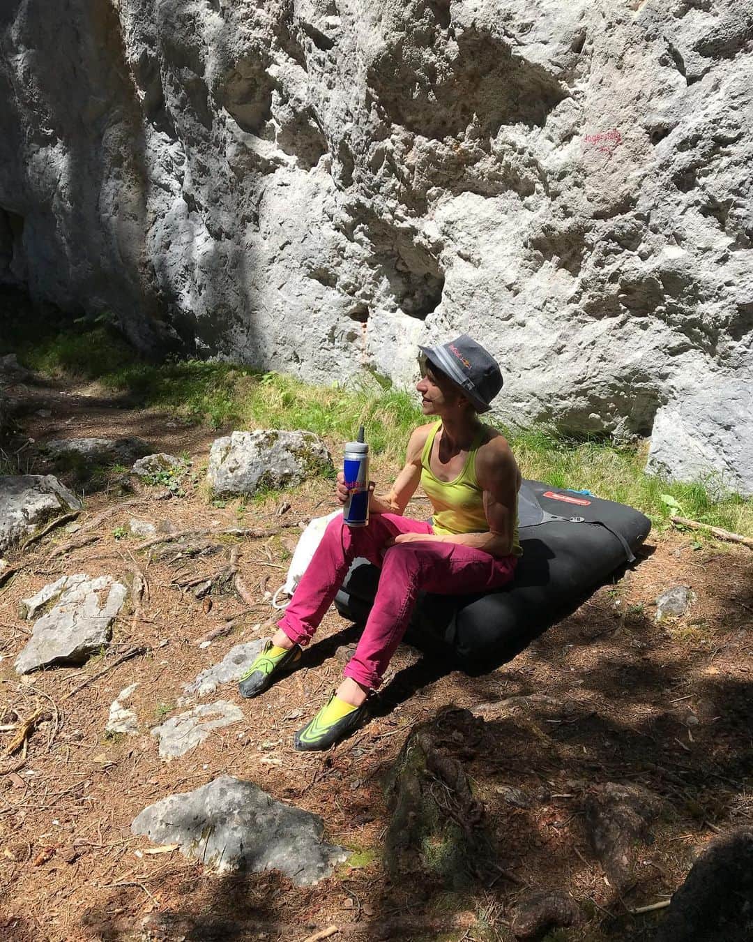 アンジェラ・アイターさんのインスタグラム写真 - (アンジェラ・アイターInstagram)「Escaping the heat at 1400 m in the forest. Chill bouldering session with my friend Lisi in my home region @ferienregionimst ☀️🧘‍♀️🌿🦌🐿🐜🐝 📸 Lisi Unsinn #verleihtflügel #jedentagtirol @lasportivagram @team_edelrid #staymotivated #climbing #outdoors #socialmedia #balance #emotion #nature #outdoorwoman #lifestyle #fitness #vital #gesundheit #training #klettern #bouldering #bouldern」6月25日 2時13分 - angyeiter