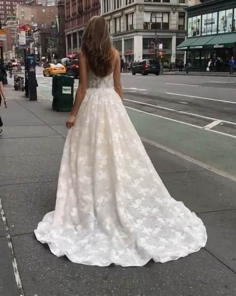 Wedding Lifeのインスタグラム：「Stunning!❤️ @enzoani Tag a bride! •  @enzoani @enzoani  @enzoani」