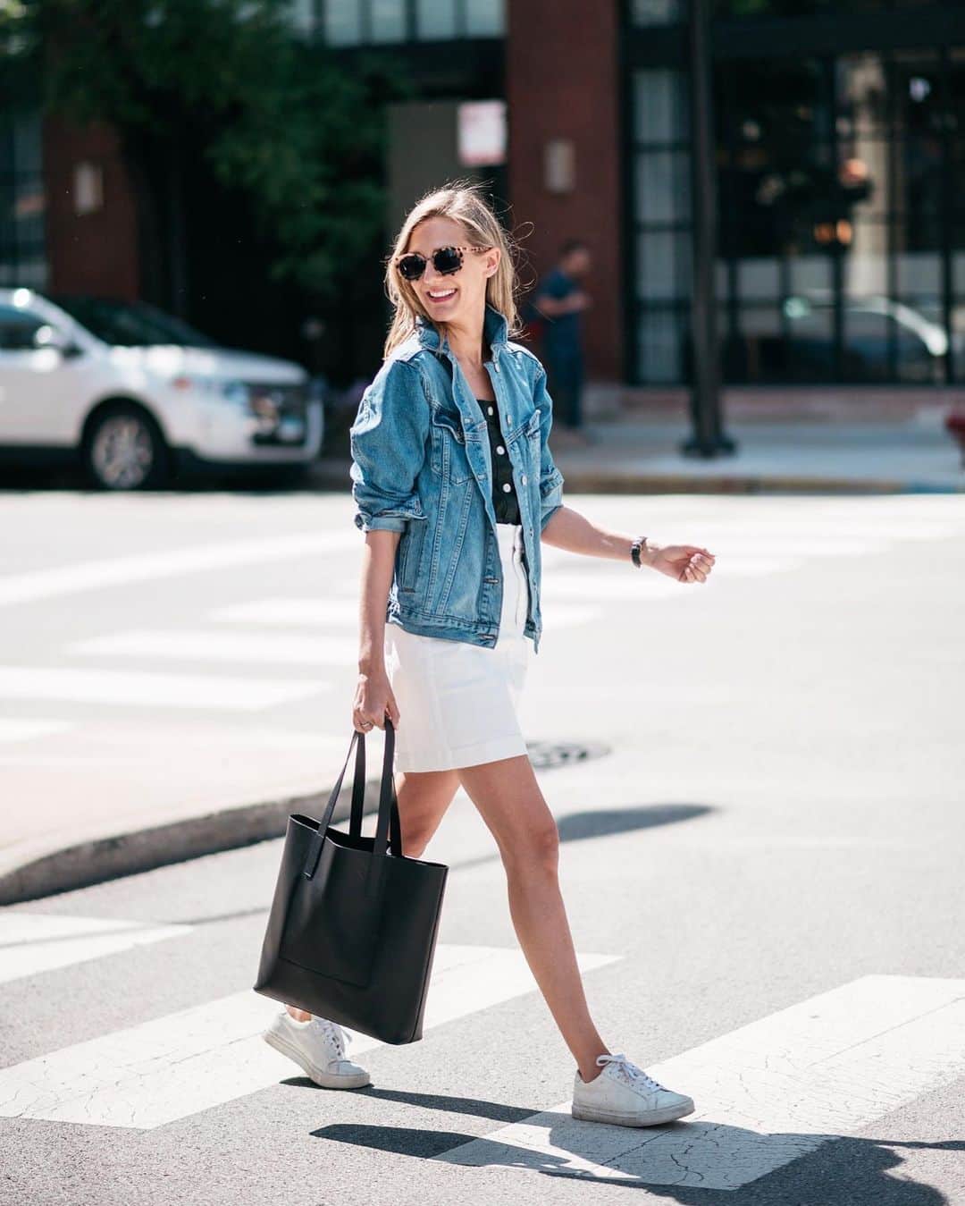 Anna Jane Wisniewskiのインスタグラム：「I might take a walk on the wild side and ditch the jacket today. Summer is possibly coming, but it’s hard to trust the ol’ iPhone weather app these days. I’m pretty sure yesterday it said partly cloudy and there was a flash flood on my street. Excited for some summer weather next week down south and to visit my family! http://liketk.it/2CPGJ #liketkit @liketoknow.it #LTKunder50 #everlane #chicagoweather #chicagoblogger 📸 @ironandhoney」