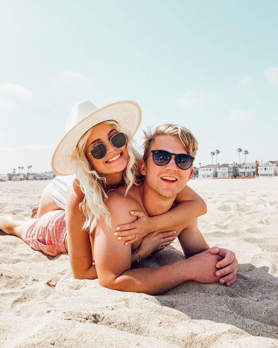 Aspyn Ovard Ferrisさんのインスタグラム写真 - (Aspyn Ovard FerrisInstagram)「Beach day with Booboo Bear 💕🐻 We are shooting some maternity pics today and I’m so excited!! Also if you’re wondering how I am on my stomach at 30 weeks pregnant, I was propped up on the leg that you can’t see in these pics so it’s really just an illusion 🤪」6月25日 2時24分 - aspynovard