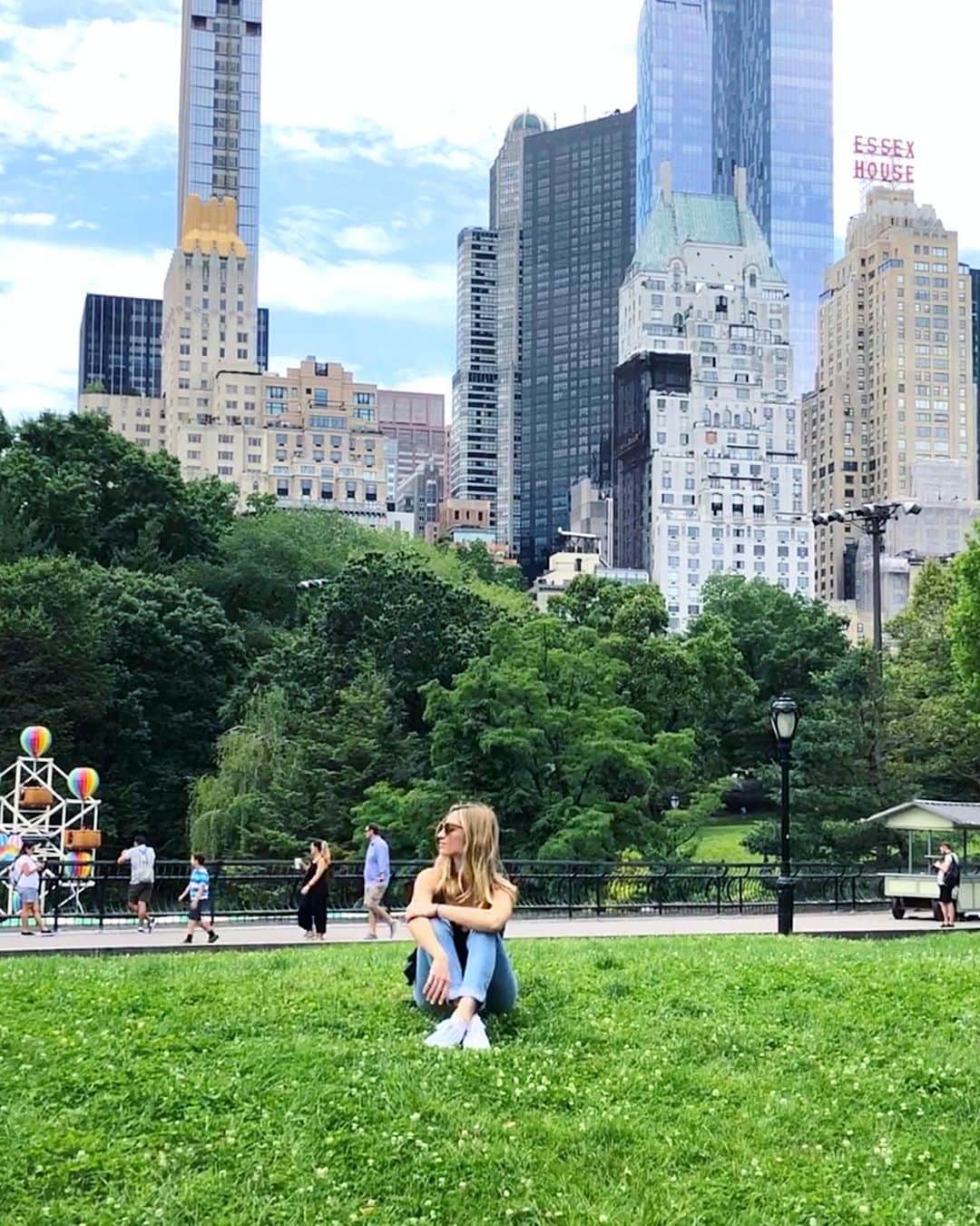 ブルック・バトラーのインスタグラム：「#tourist」