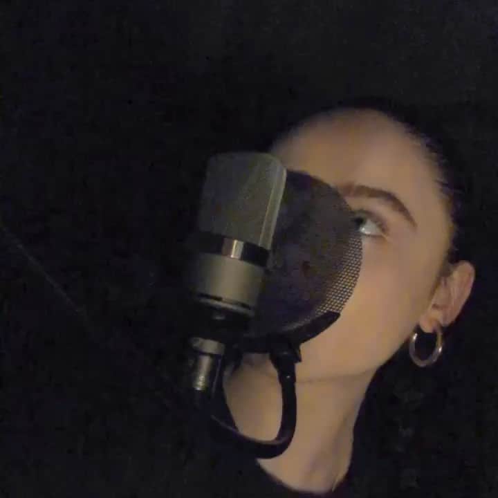 クリスティナ・バザンのインスタグラム：「🎶」