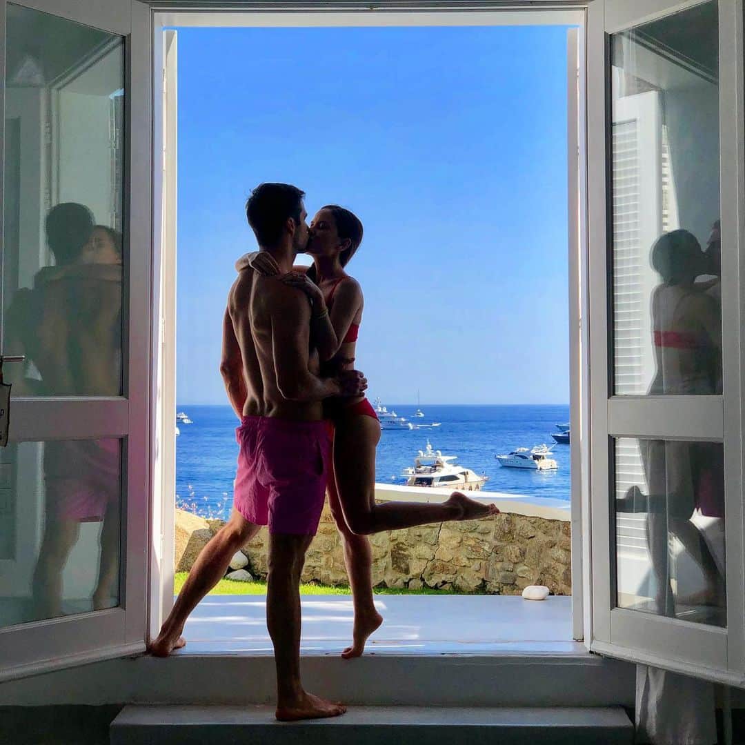 ブラント・ドーハティのインスタグラム：「🍯 🌙  @grecotelmykonosblu #grecotelmykonosblu」