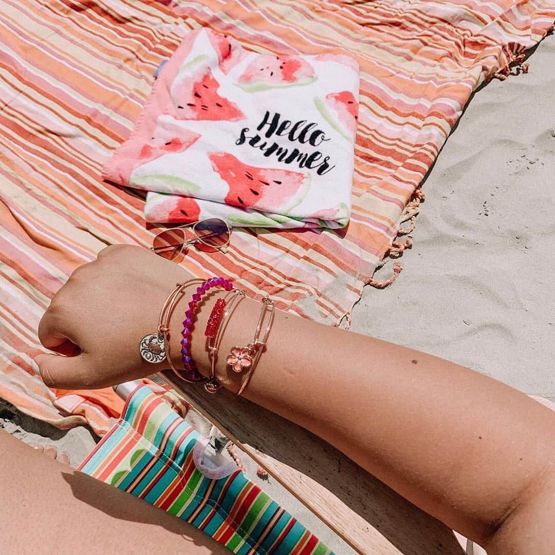のインスタグラム：「Mondays are better at the beach ☀️(link in bio) | 📸: @alexandani_chapelview」