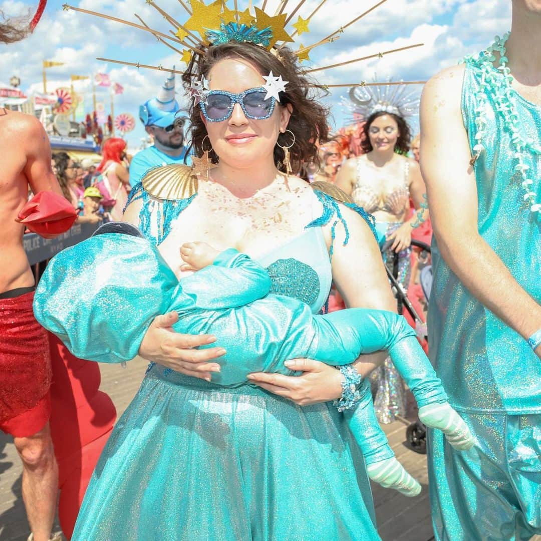 VICEさんのインスタグラム写真 - (VICEInstagram)「Since 1983, Coney Island's Mermaid Parade has taken place on the first Saturday nearest to the Summer Solstice. 🐠🌊 We took the Q train down to its first stop to check out this wild and inspired ocean-side celebration. 🧜‍♂️🧜‍♀️ Link in bio to see our photos from New York City's most magical day of the year. 📸: @danielshapiro」6月25日 2時27分 - vice