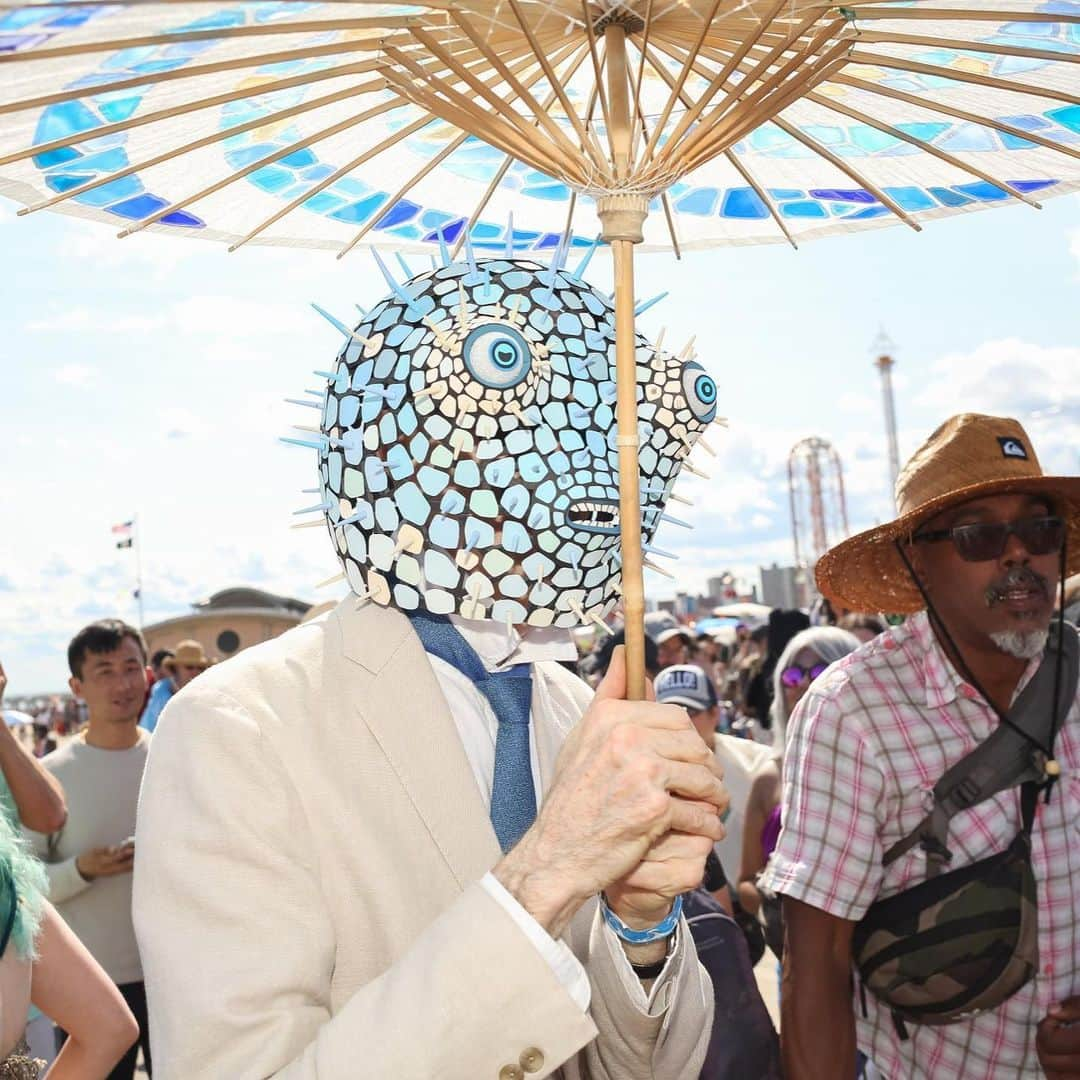 VICEさんのインスタグラム写真 - (VICEInstagram)「Since 1983, Coney Island's Mermaid Parade has taken place on the first Saturday nearest to the Summer Solstice. 🐠🌊 We took the Q train down to its first stop to check out this wild and inspired ocean-side celebration. 🧜‍♂️🧜‍♀️ Link in bio to see our photos from New York City's most magical day of the year. 📸: @danielshapiro」6月25日 2時27分 - vice