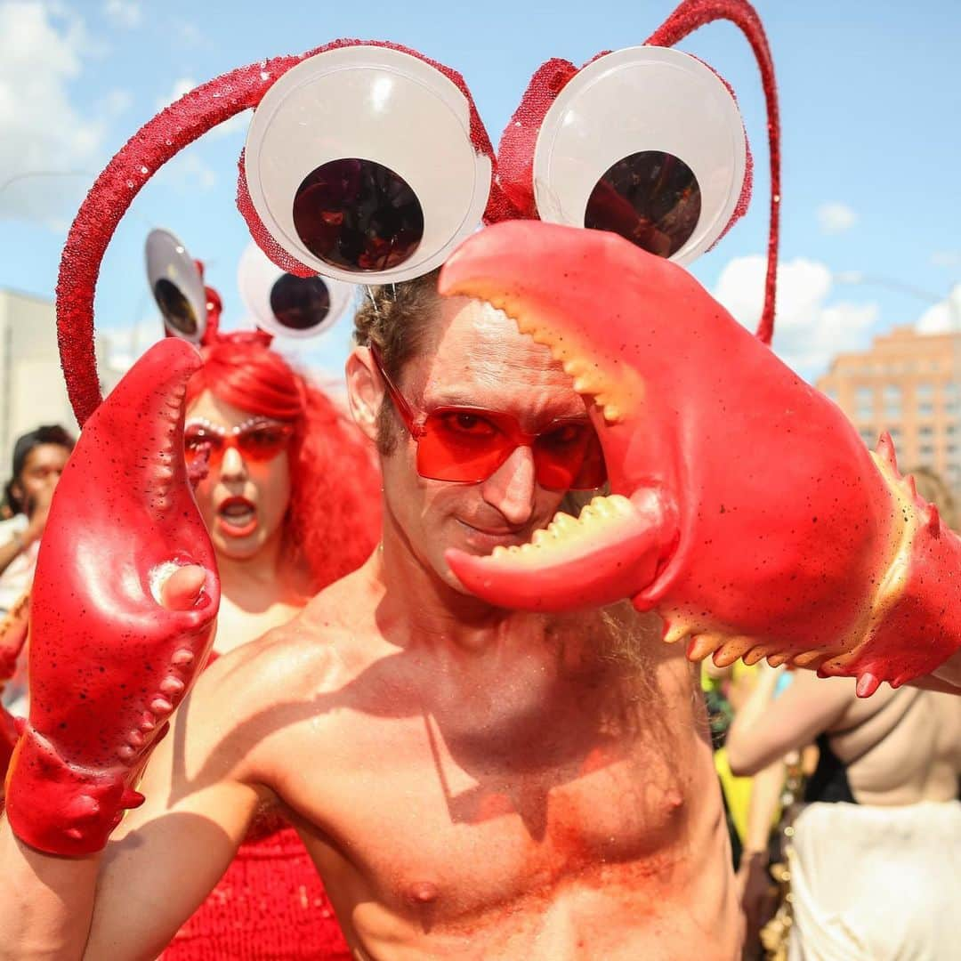 VICEさんのインスタグラム写真 - (VICEInstagram)「Since 1983, Coney Island's Mermaid Parade has taken place on the first Saturday nearest to the Summer Solstice. 🐠🌊 We took the Q train down to its first stop to check out this wild and inspired ocean-side celebration. 🧜‍♂️🧜‍♀️ Link in bio to see our photos from New York City's most magical day of the year. 📸: @danielshapiro」6月25日 2時27分 - vice