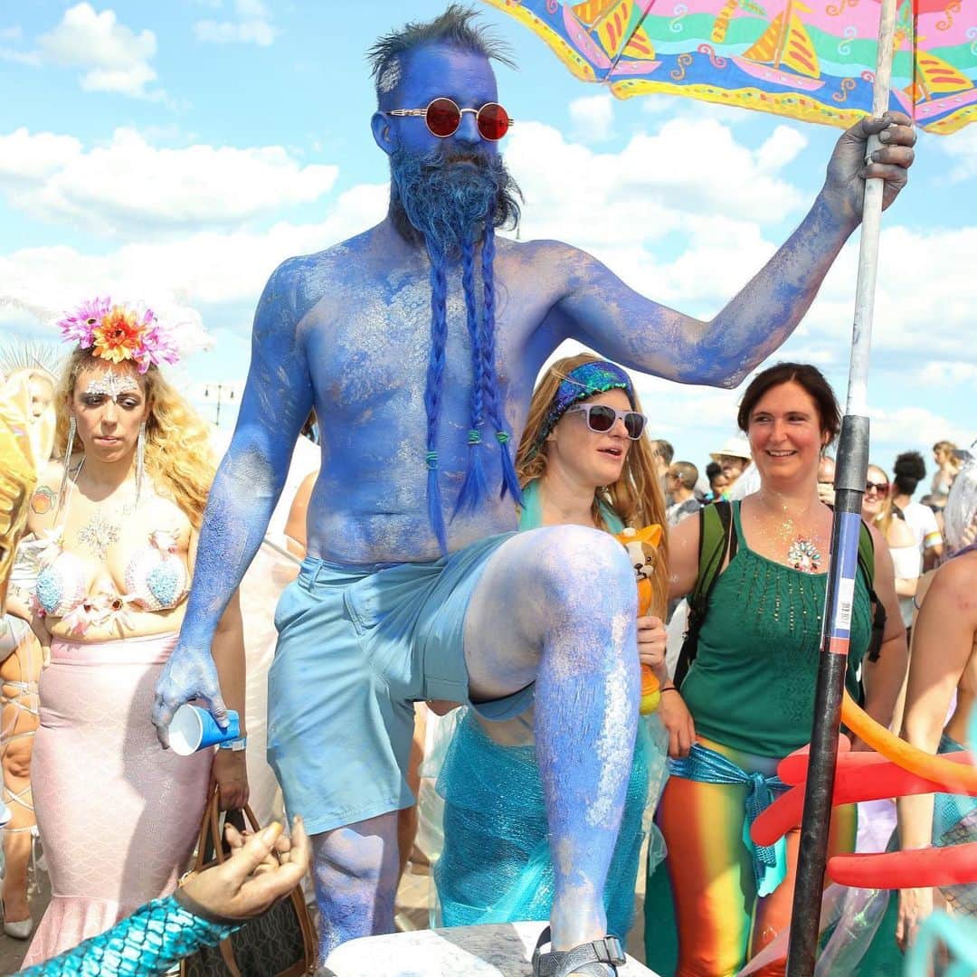 VICEさんのインスタグラム写真 - (VICEInstagram)「Since 1983, Coney Island's Mermaid Parade has taken place on the first Saturday nearest to the Summer Solstice. 🐠🌊 We took the Q train down to its first stop to check out this wild and inspired ocean-side celebration. 🧜‍♂️🧜‍♀️ Link in bio to see our photos from New York City's most magical day of the year. 📸: @danielshapiro」6月25日 2時27分 - vice