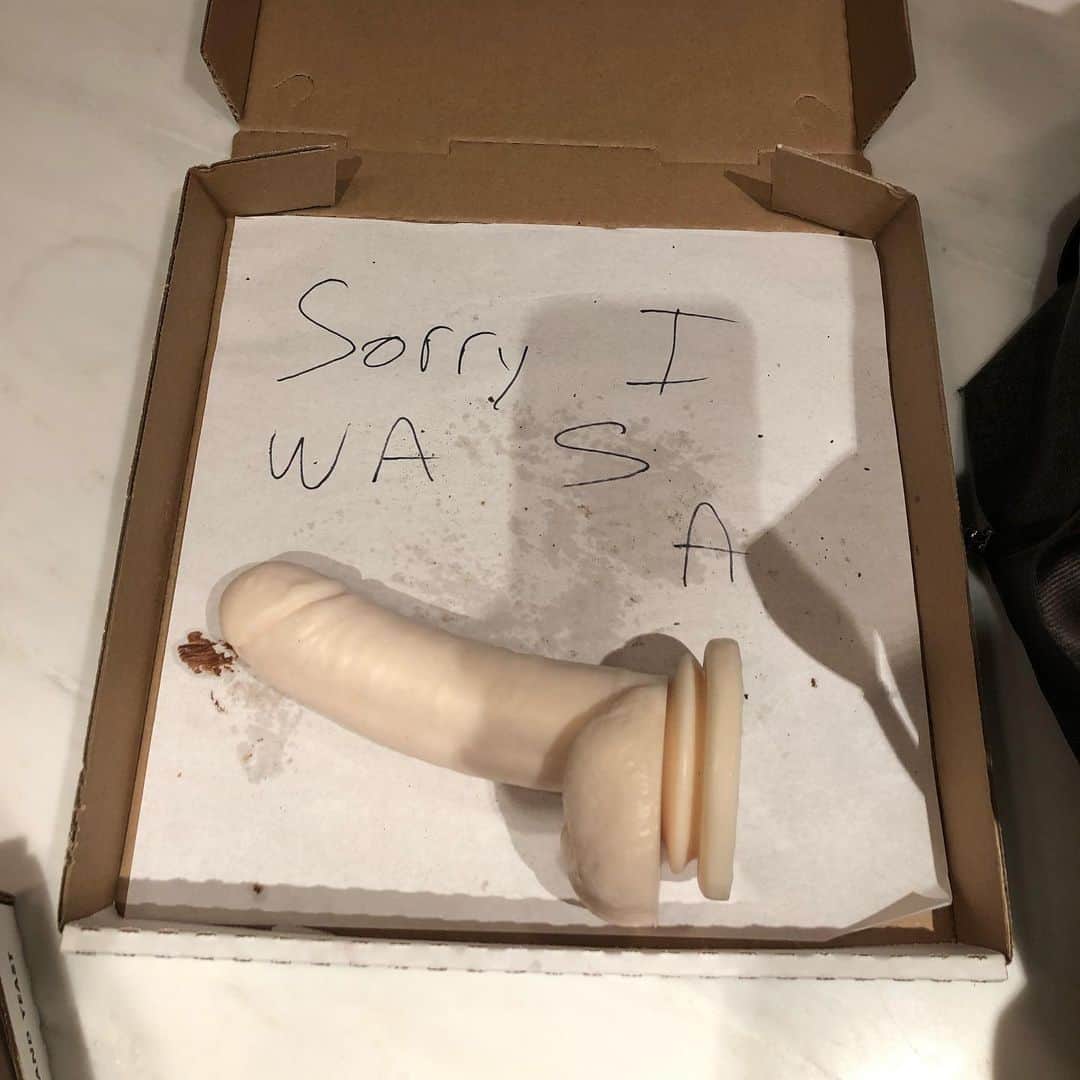 マシュー・カマのインスタグラム：「Sometimes it’s pizza night and you start an unnecessary argument and owe your significant other an apology.」