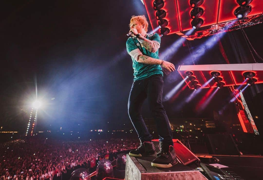 エド・シーランさんのインスタグラム写真 - (エド・シーランInstagram)「Hockenheim night #2 ! 📸 @zakarywalters #dividetour」6月25日 2時38分 - teddysphotos