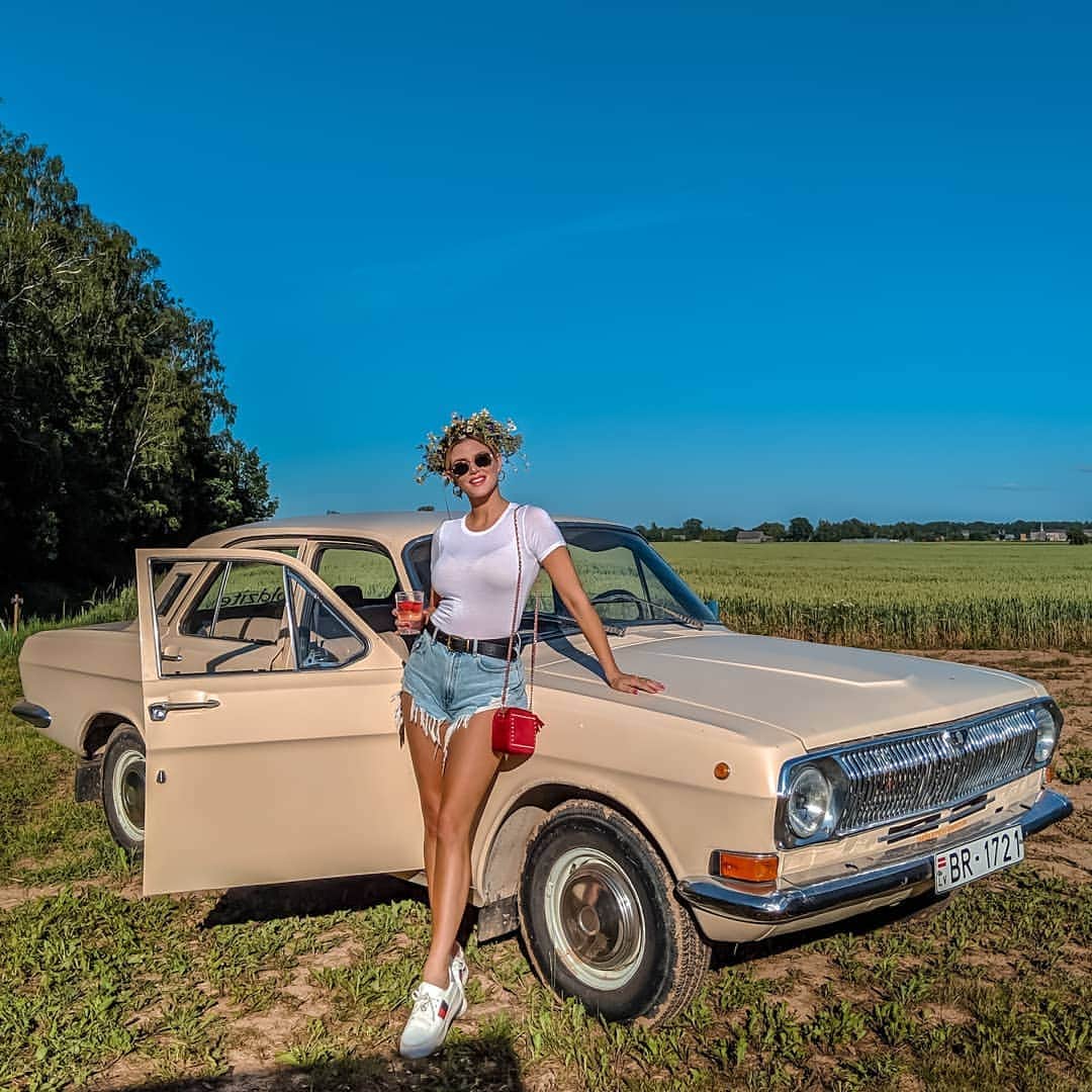 Ashley Jamesさんのインスタグラム写真 - (Ashley JamesInstagram)「Well, the Latvian countryside is a bit of alright. 😍 I've had the best couple of days in Latvia, I've added a highlight to my main page. I went knowing nothing about it and it's honestly one of my favourite places I've visited in ages. The town was so beautiful, and the countryside so romantic. I can't believe the flights were about the same price as a takeaway, I'm definitely inspired to explore other places with cheap flights, and hope I've inspired you a bit to do the same. 😁💓 #latvia #travel」6月25日 2時41分 - ashleylouisejames