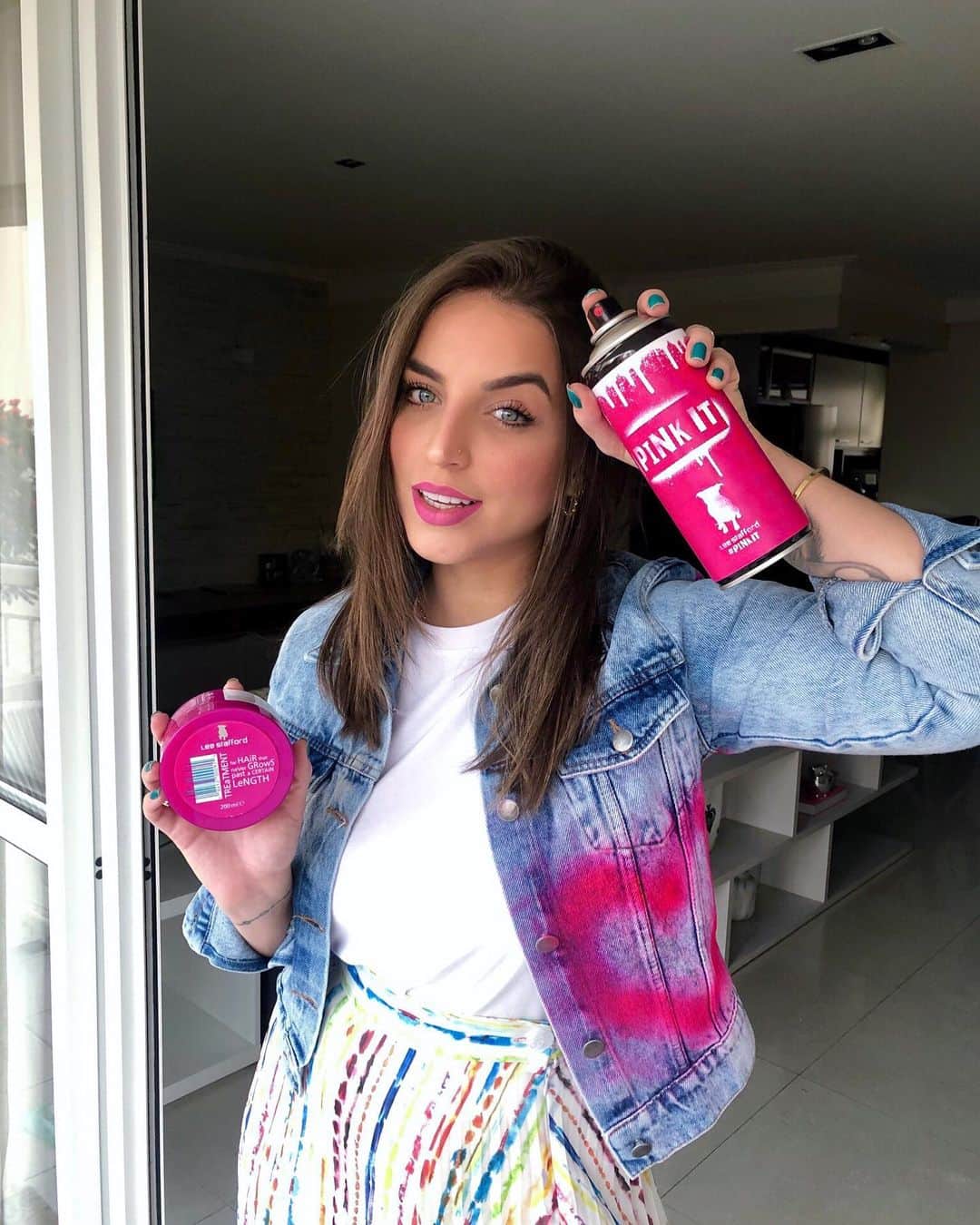 Bruna Unzuetaのインスタグラム：「Eu amo viver a vida intensamente, assim como a @leestaffordbrasil . Para a marca, rosa não é apenas uma cor. É poder. É atitude. E pra provar isso, eles me enviaram, além da linha Hair Growth, de produtos de crescimento dos fios, essa jaqueta maravilhouusa da @Market33__ com um spray rosa para eu personalizar do jeito que eu quiser. E olha o resultado!! O look que eu sempre quis, com cabelos ainda mais fortes! Vem com a gente #PinkIt」