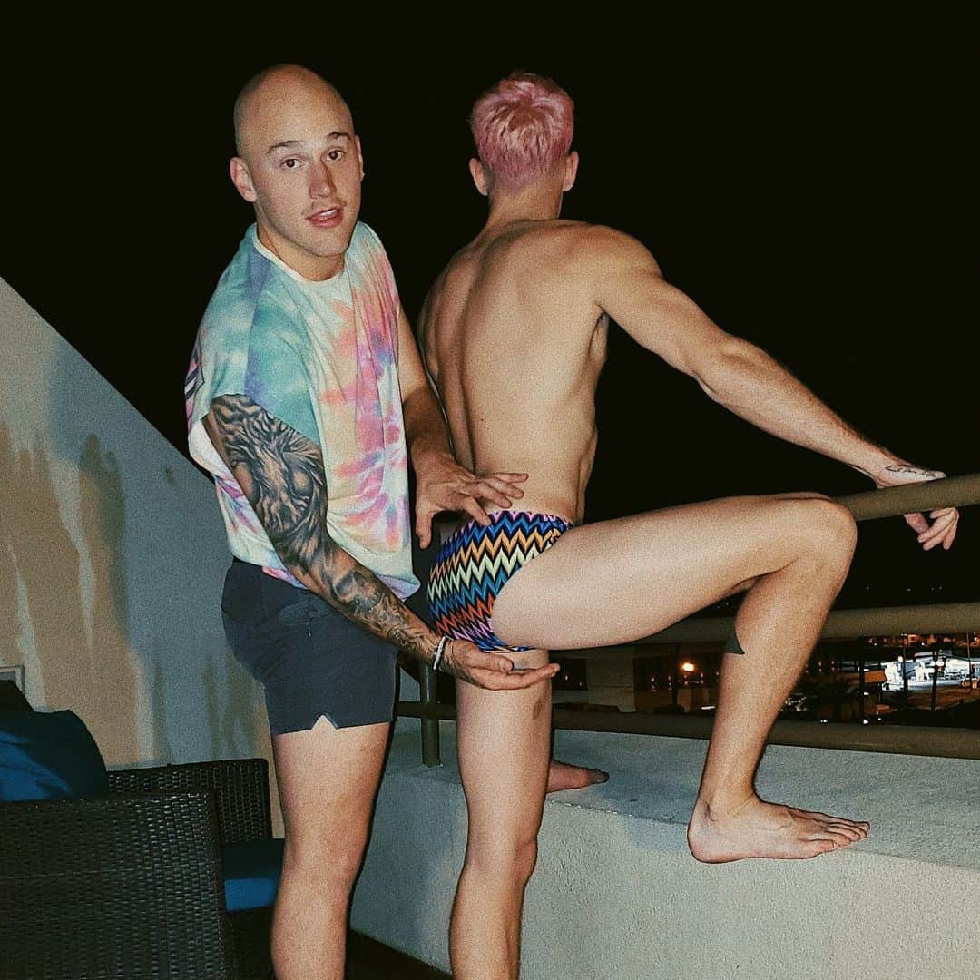 ブランドン・シェイアのインスタグラム：「Just was explaining how I think my boyfriend has the best booty in the world. Also... HAPPY PRIDE ✨」