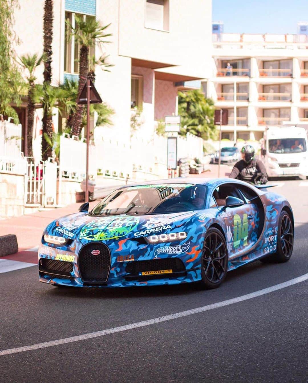 CarsWithoutLimitsさんのインスタグラム写真 - (CarsWithoutLimitsInstagram)「Bugatti Chiron or Aston Martin Vulcan #Gumball3000 Edition Photo @qcpmonaco  #carswithoutlimits #toronto #chiron #vulcan」6月25日 3時06分 - carswithoutlimits