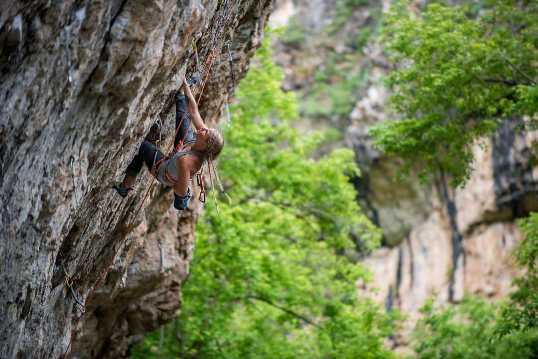 エミリー・ハリントンのインスタグラム：「Solid times with solid people in the most nostalgic canyon in the world for me 💜 // I started climbing in Rifle Canyon when I was 11 years old 🥰👶🏼 // I took my first lead falls, learned how to kneebar, and climbed my first of every number grade on these walls (5.10-5.14). Being back here feels a bit like pushing the rewind button ⏪ and I’m loving it 💕🙌 // Thanks to one of my all time bff’s @andrewbt for the snap 📸😘 // @thenorthface_climb // @petzl_official」