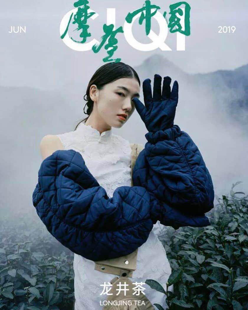 フィックスさんのインスタグラム写真 - (フィックスInstagram)「#FFIXXEDSTUDIOS glove bomber on the cover of #CIQI China ,  Model: Chen Siqi Producer | Meredith N KING Quiet Photograph | Mars-Z-Mars Makeup | Lee Zeya. ✌🏼👋🏻」6月25日 3時20分 - ffixxed_studios