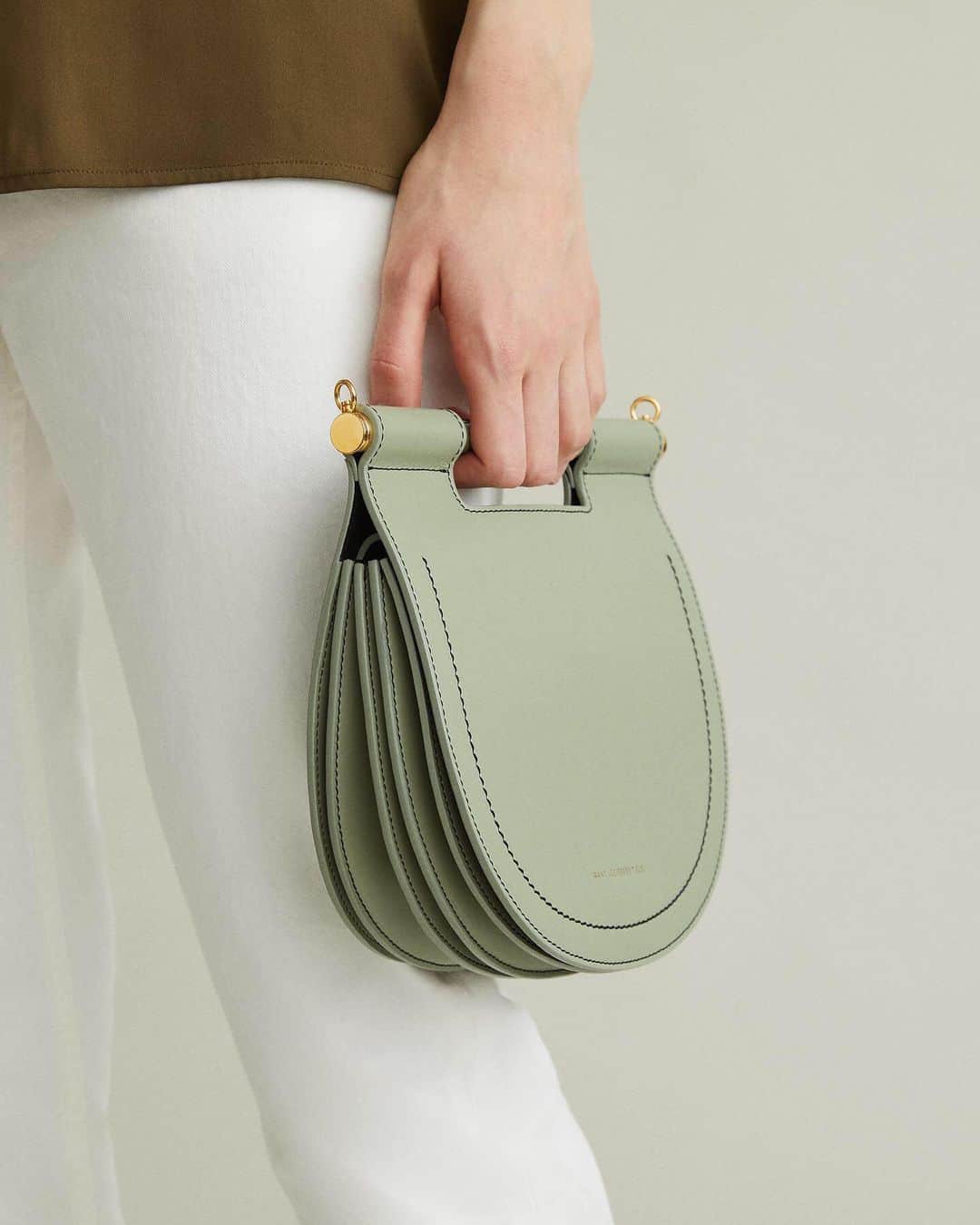 ウォントのインスタグラム：「Introducing our new Odessa bag—a sleek and structured form with architectural design details. Seen here in Sage and also available in Saddle & Black leather. — #wantlesessentiels #newarrivals #design #accessories #style」