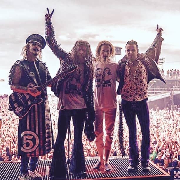 ロブ・ゾンビのインスタグラム：「So long Europe! Next up the Twins of Evil tour! Be there! #robzombie #gingerfish #johnfive #piggyd #europe #twinsofeviltour」
