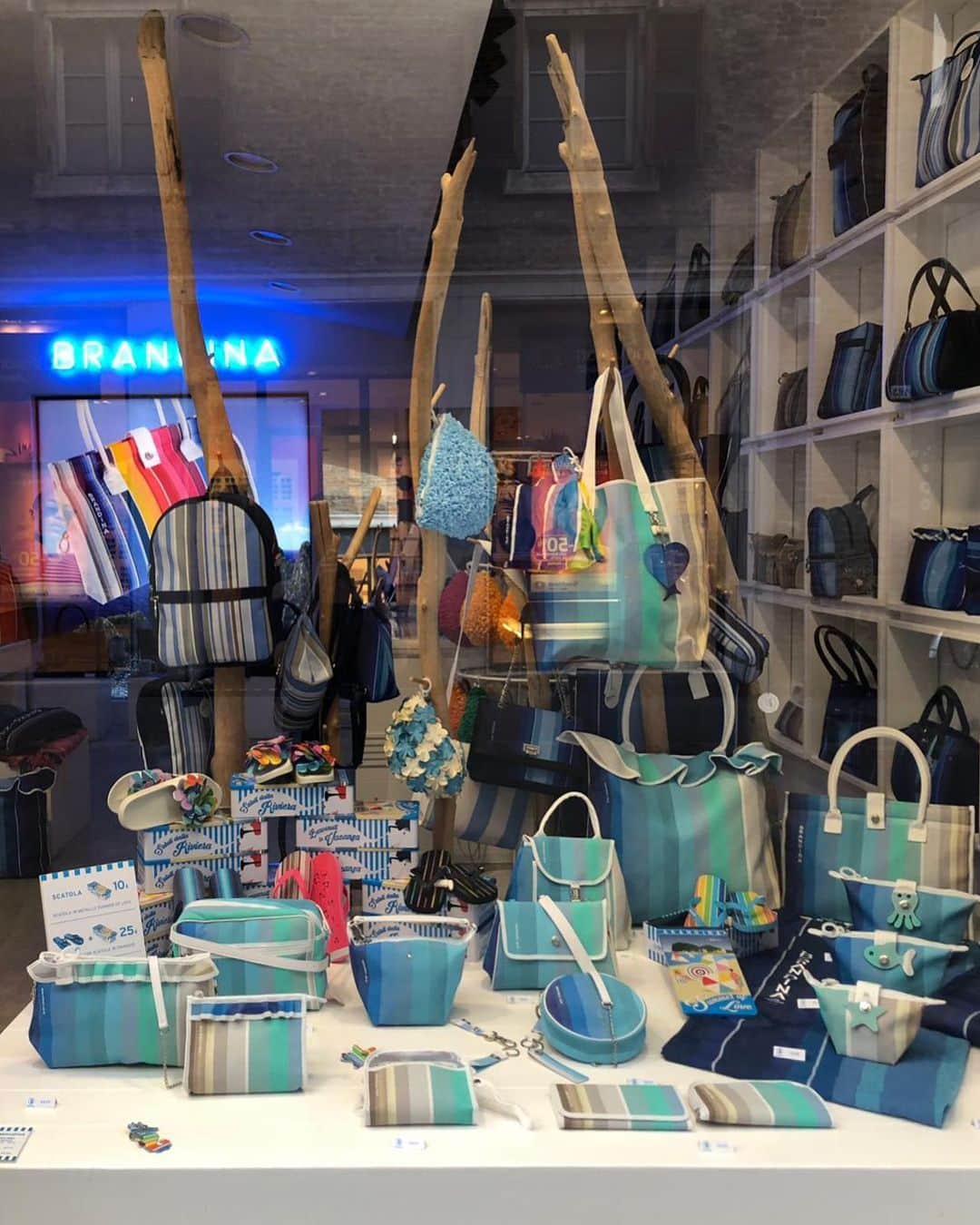 ブランディーナさんのインスタグラム写真 - (ブランディーナInstagram)「Il nuovo colore Maldive, disponibile nelle nostre botteghe! - #brandinatheoriginal #brandina #calaluna #colors #stripes #blue #fashiongirl #shoppingonline #spring2019 #bagoftheday #shoppingtime #shoppingbag #fashionblogger #fashionitaly #color #bag #bags #photooftheday ##maldive」6月25日 3時29分 - brandinatheoriginal