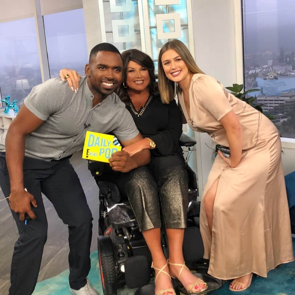 アビー・リー・ミラーさんのインスタグラム写真 - (アビー・リー・ミラーInstagram)「Busy morning with @enews Catch me next at 12 noon on @edailypop then again at 7 tonight ET/PT! #dancemoms #season8 #abbyleemiller #abbyleedancecompany #lifetimetv #aldc #aldcla @kanny30 @kmarrugo」6月25日 3時31分 - therealabbylee