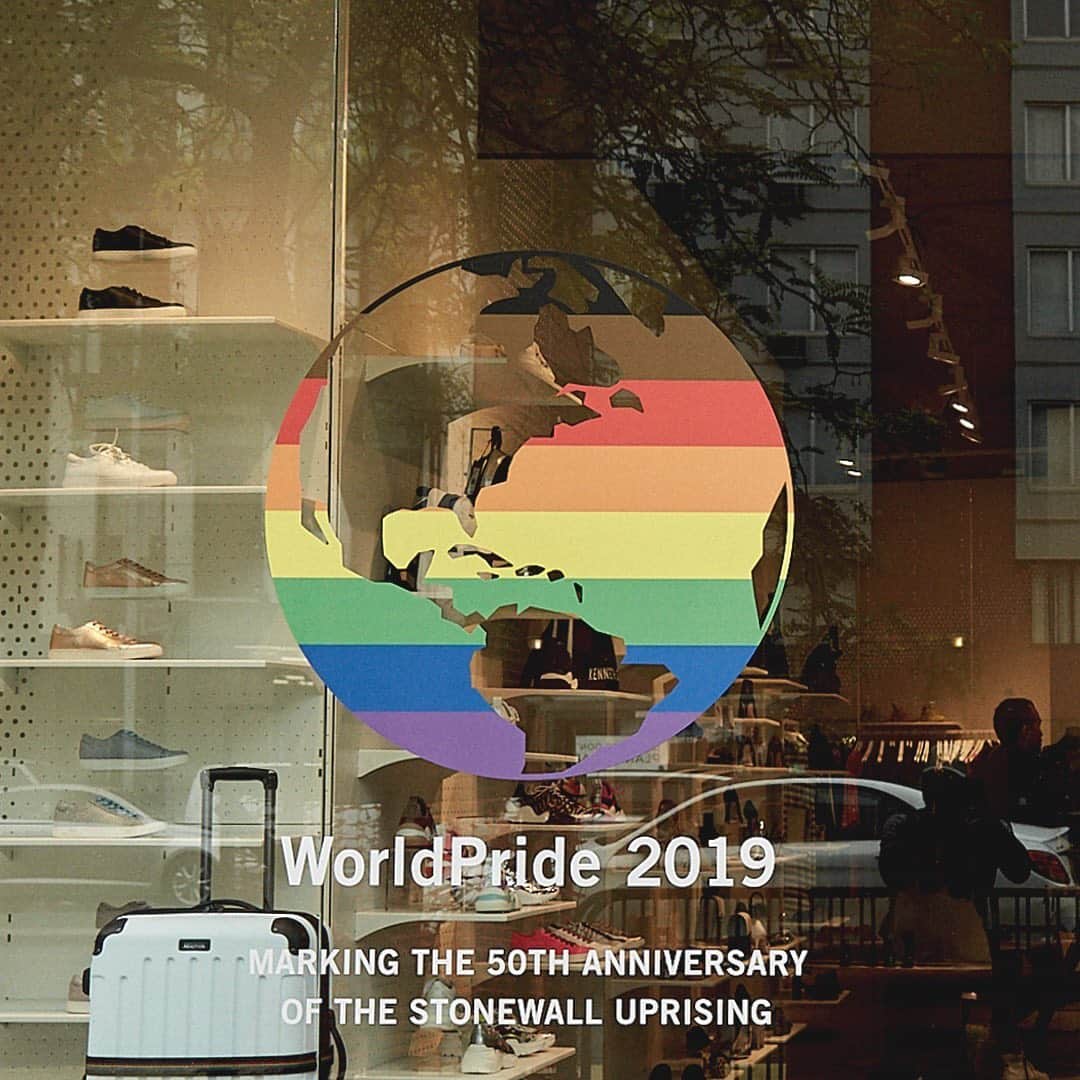 のインスタグラム：「We’re #TiedWithPride tonight at our Bond + Bowery Flagship store in NYC. Celebrate #Pride with us from 6:30-8:30 pm. Watch a performance by cast members of the @theprommusical, shop our 2019 PRIDE collection (created in partnership with @free.equal), and get the chance to win two tickets to “The Prom” and a limited-edition Pride Pack. #theprommusical #pride #lgbt」