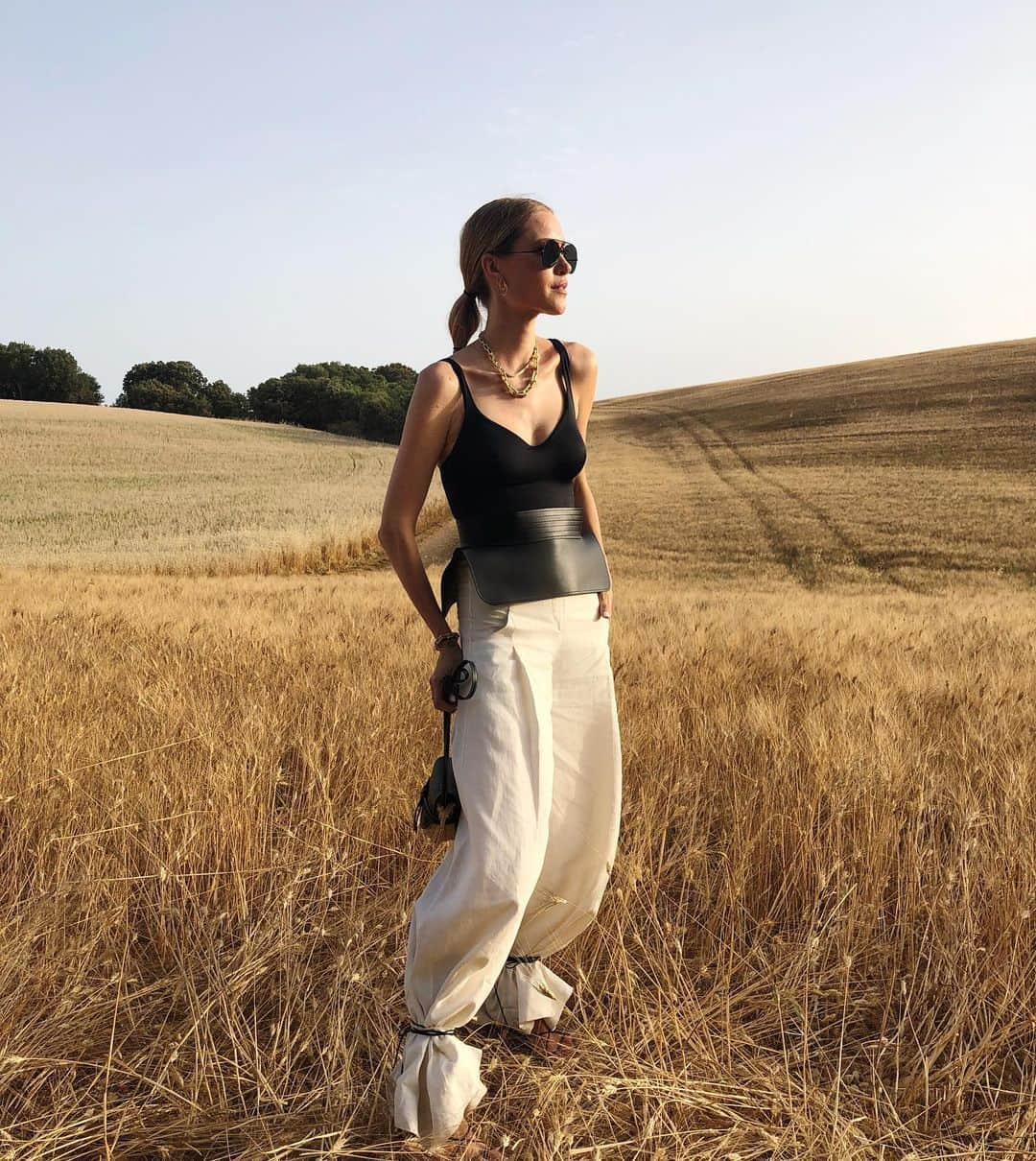 ペニーレ・タイスベックさんのインスタグラム写真 - (ペニーレ・タイスベックInstagram)「Invited by @jacquemus  Didn’t get the memo about not wearing heels in the fields🌾🌾 Happy 10th years anniversary Simon 💛💛 Photo by @blancamiro」6月25日 3時45分 - pernilleteisbaek