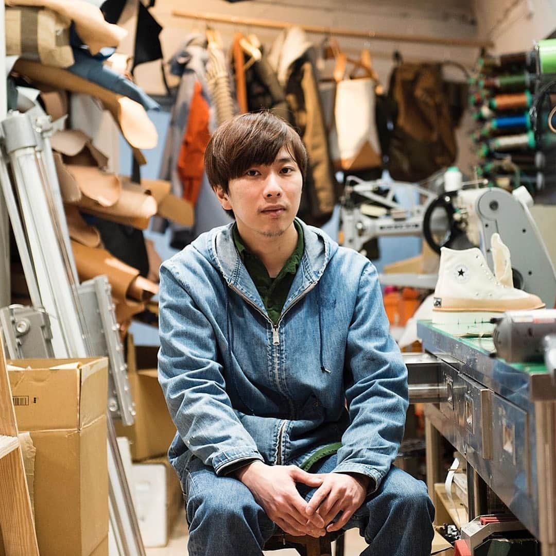 HYPEBEASTさんのインスタグラム写真 - (HYPEBEASTInstagram)「@hypebeastmag: "Leather customization is more than just swapping the Nike swoosh to a new material, and it’s pretty difficult to execute." Japanese craftsman Shun Hirose of @recouture__ joins @hypebeastmag inside Issue 25 to discuss his humble beginnings as a cobbler, the art of customization, and society's obsession with sneakers today. Head to our bio link to learn more about the fledgling customization label. Photo: HYPEBEAST」6月25日 4時01分 - hypebeast