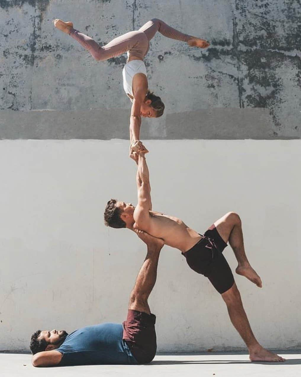 ALO Yogaさんのインスタグラム写真 - (ALO YogaInstagram)「If you want to lift yourself up, lift up someone else. - Booker T. Washington 🙏  @acrojon, @acrojames and @acromegan reach new heights, strengthening & supporting each other in their Alo ✨ #aloyoga #yoga #acroyoga」6月25日 4時01分 - aloyoga