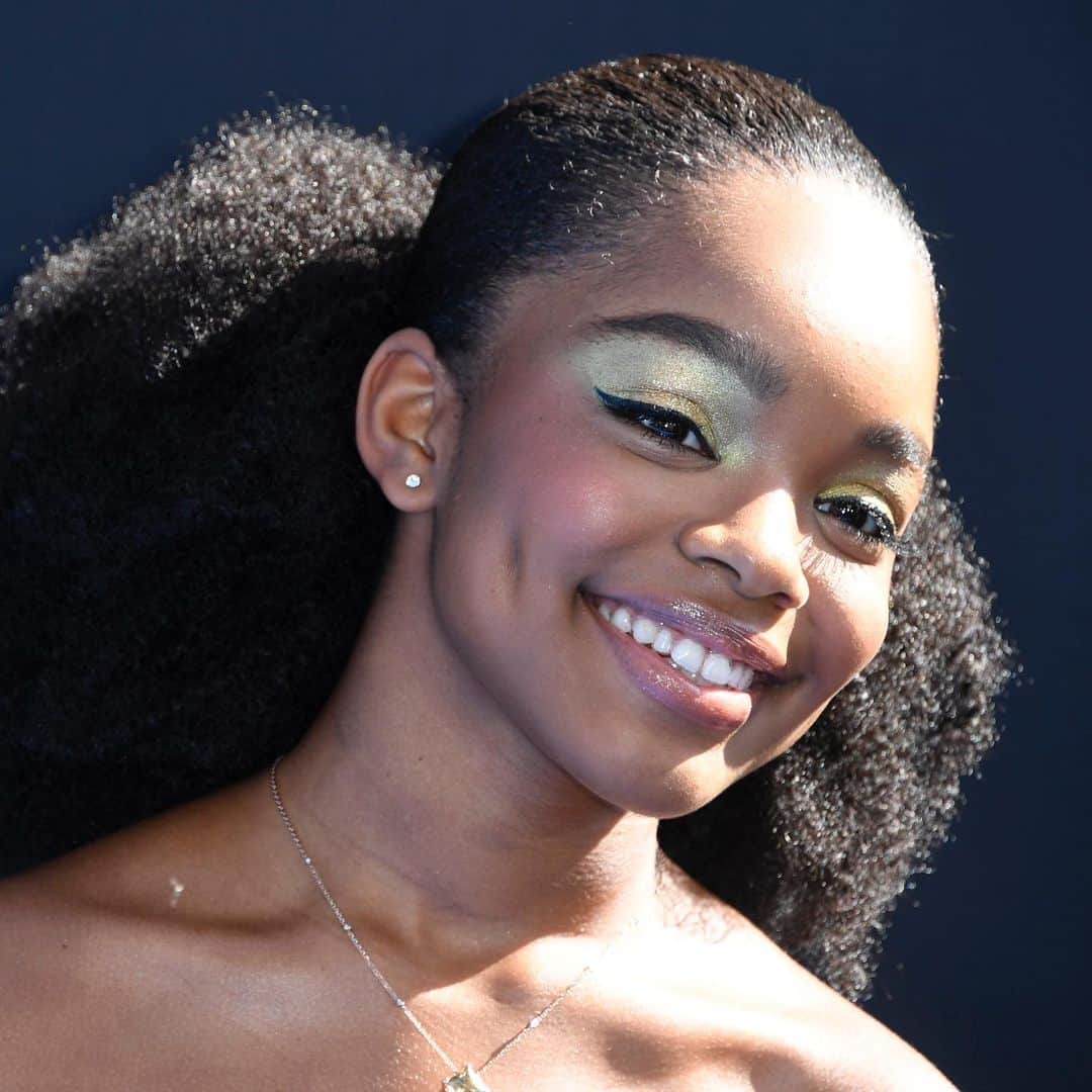 COVERGIRLさんのインスタグラム写真 - (COVERGIRLInstagram)「“The inspiration for @marsaimartin beautiful look was golden goddess – I wanted her to absolutely glow on the red carpet. To create the perfect canvas I started with #TruBlend Base Business Mattifying Primer and used #TruBlendMatteMade foundation and TruBlend Matte Made Undercover Concealer. I was able to create her amazing cheekbones with the NEW #FullSpectrum Bronzer in ‘Warmth’. To make her eyes pop I used the COVERGIRL Reign Eyeshadow Palette, using shades ‘Money Maker’ and ‘Dignified’ to give her the perfect golden eyes. I finished it with a pop COVERGIRL Exhibitionist Liquid Glitter Shadow in ‘Champagne Dreams’ in the center of the eye lids.” - MUA, @shannonpezzetta. #betawards2019 #COVERGIRLMADE #COVERGIRLCrueltyFree #IAmWhatIMakeUp」6月25日 3時56分 - covergirl