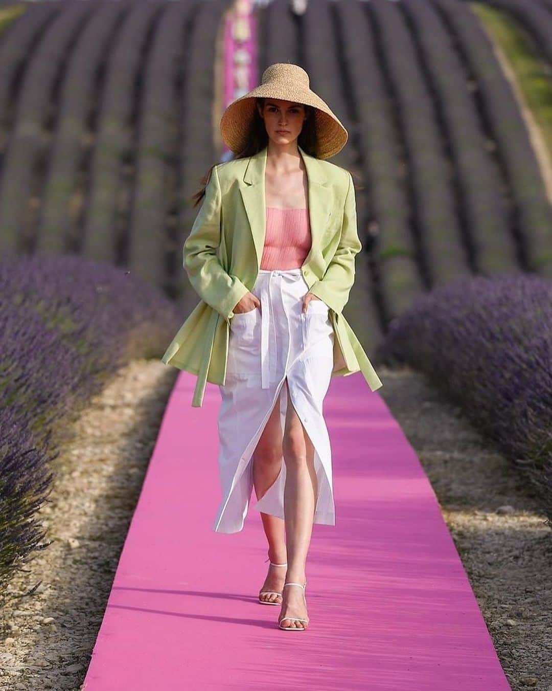 Vogue Italiaさんのインスタグラム写真 - (Vogue ItaliaInstagram)「@jacquemus has just presented its 10th Anniversary Collection in an amazing lavender field in Provence. For this special occasion we had an interview with the designer about his creativity beyond Paris and about how he has found happiness. Tap the link in bio for more. #Jacquemus」6月25日 3時59分 - vogueitalia