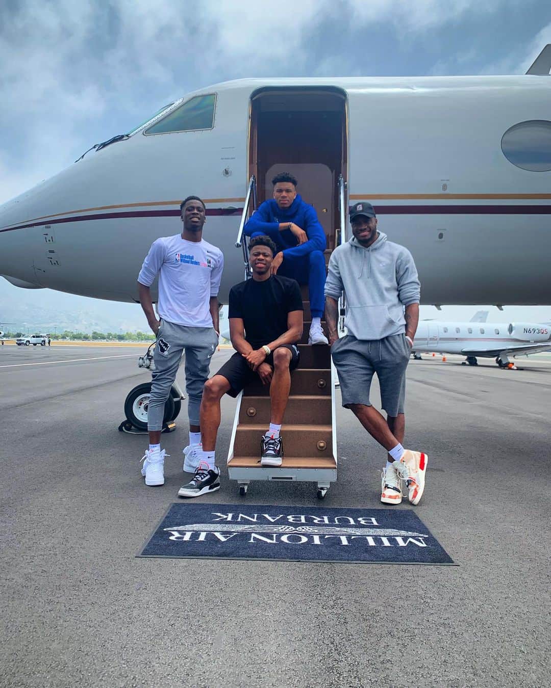 ヤニス・アデトクンボさんのインスタグラム写真 - (ヤニス・アデトクンボInstagram)「LA bound! #Antetokounbros」6月25日 4時00分 - giannis_an34