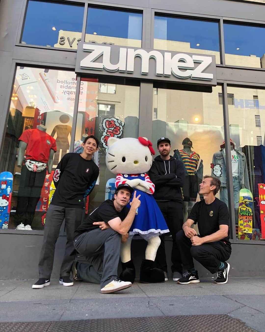 zumiezさんのインスタグラム写真 - (zumiezInstagram)「Thanks to everyone who came out for the @girlskateboards x @hellokitty event at our San Francisco store this weekend!」6月25日 4時03分 - zumiez