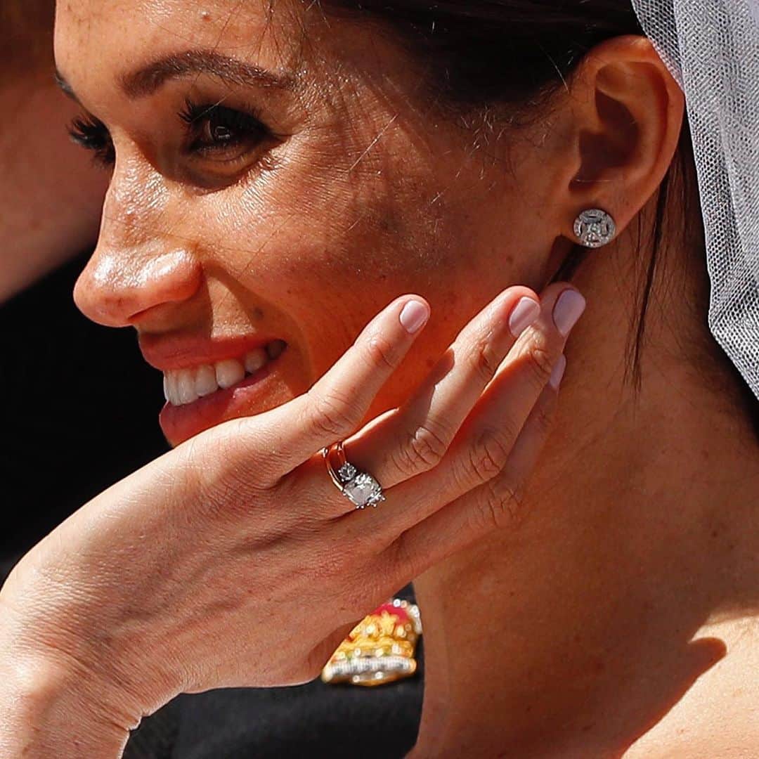 Cosmopolitanさんのインスタグラム写真 - (CosmopolitanInstagram)「Fans noticed that Meghan Markle updated her engagement ring so it has even MORE diamonds 💎💍😍Check it out at the link in our bio.」6月25日 4時06分 - cosmopolitan