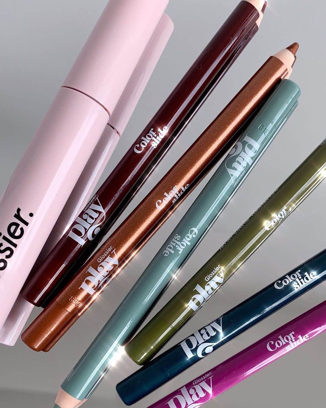 Glossierさんのインスタグラム写真 - (GlossierInstagram)「The perfect everyday mascara + a swipe of color on the lids ✔️ Pair Lash Slick + Colorslide technogel eye pencil in your choice of shade and save 💸」6月25日 4時07分 - glossier