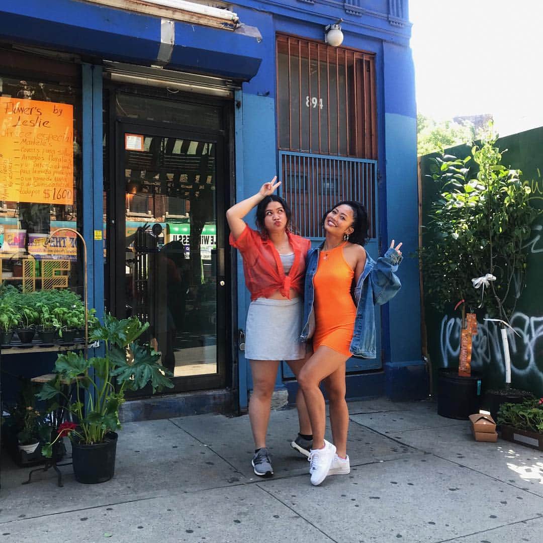 エイミー・ファムのインスタグラム：「two girls who love cats, wearing orange, and not wasting food 🧡」