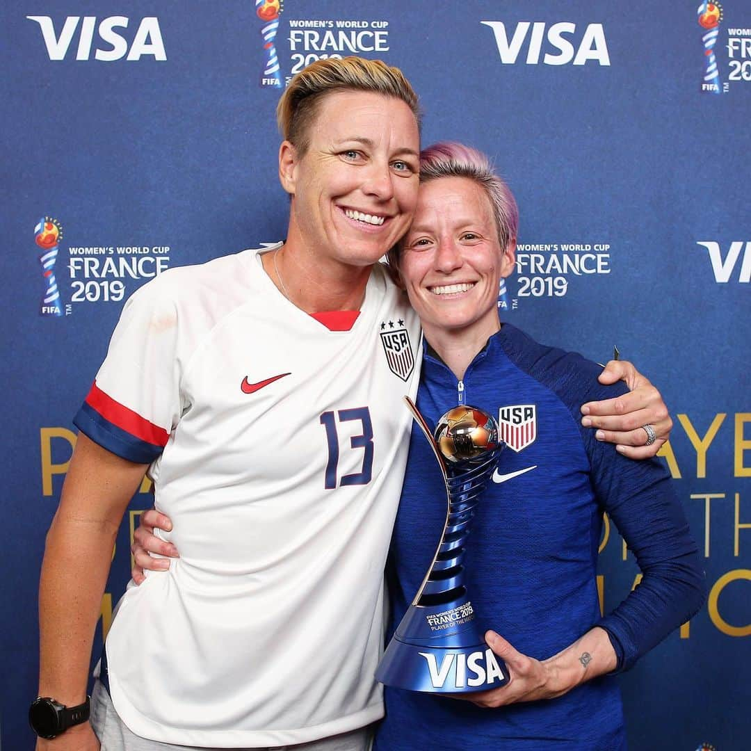 FIFAワールドカップさんのインスタグラム写真 - (FIFAワールドカップInstagram)「Congratulations to 🇺🇸 @mrapinoe! The #PlayeroftheMatch presented by Visa for #ESPUSA! . *The trophy was presented by @abbywambach, 🏆 2015 #FIFAWWC winner & #USWNT legend #DareToShine」6月25日 4時22分 - fifaworldcup