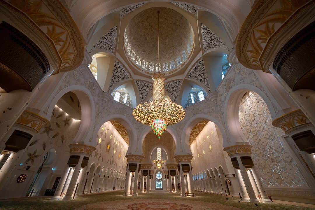Michael Yamashitaさんのインスタグラム写真 - (Michael YamashitaInstagram)「The Sheikh Zayed Grande mosque is the largest in the UAE and the central place of worship in Abu Dhabi for up to 40,000 People. Hard to find a bad angle on this spectacular architecture. It’s elegant minarets and white marbled domes dominate the city skyline. I loved shooting here especially at dawn when the cool light of the morning sky mixes with the warm light of the sun.  #sheikzayedmosque #abudhabiarchitecture #unitedarabemirates」6月25日 4時36分 - yamashitaphoto
