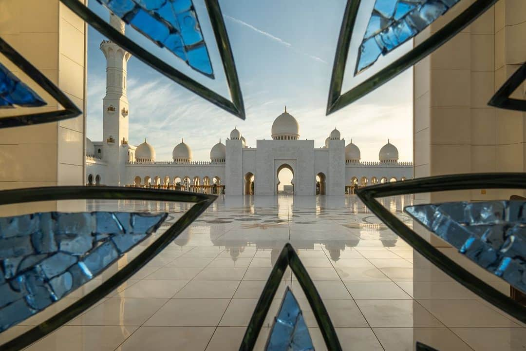 Michael Yamashitaさんのインスタグラム写真 - (Michael YamashitaInstagram)「The Sheikh Zayed Grande mosque is the largest in the UAE and the central place of worship in Abu Dhabi for up to 40,000 People. Hard to find a bad angle on this spectacular architecture. It’s elegant minarets and white marbled domes dominate the city skyline. I loved shooting here especially at dawn when the cool light of the morning sky mixes with the warm light of the sun.  #sheikzayedmosque #abudhabiarchitecture #unitedarabemirates」6月25日 4時36分 - yamashitaphoto