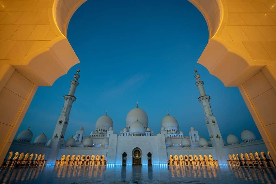 Michael Yamashitaさんのインスタグラム写真 - (Michael YamashitaInstagram)「The Sheikh Zayed Grande mosque is the largest in the UAE and the central place of worship in Abu Dhabi for up to 40,000 People. Hard to find a bad angle on this spectacular architecture. It’s elegant minarets and white marbled domes dominate the city skyline. I loved shooting here especially at dawn when the cool light of the morning sky mixes with the warm light of the sun.  #sheikzayedmosque #abudhabiarchitecture #unitedarabemirates」6月25日 4時36分 - yamashitaphoto