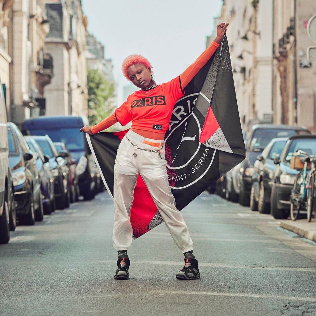 HYPEBEASTさんのインスタグラム写真 - (HYPEBEASTInstagram)「@hypebeastsports: @nike heads to the streets of Paris to share an official look at the highly-anticipated Paris Saint-Germain x @jumpman capsule. Fans are now able to shop items from the collection including T-shirts, basketball shorts, a black hoodie, track jacket and a cap all inspired by the Air Jordan 6's iconic infrared color scheme. Head over to @psg’s official site to cop items from the first drop now.  Photo: Nike」6月25日 4時34分 - hypebeast